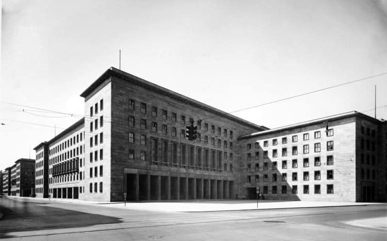 Berlin Wall Escape - Using A Zipline