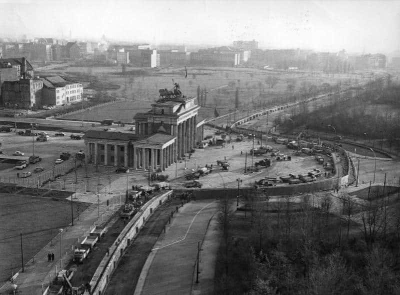 View of the Brandenburg Gate in August 1961 form the Reichstag following the construction of the Wall/Image: Bundesarchiv