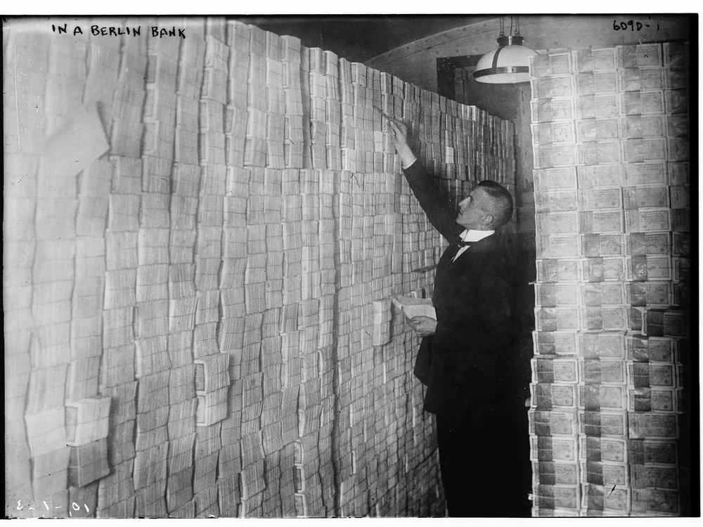Money for distribution in a Berlin bank (1923)