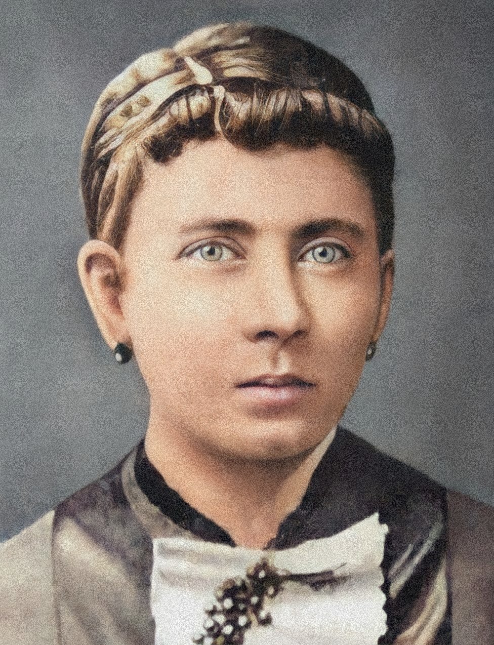 Portrait photograph of Klara Hitler née Pölzl (1860-1907), wife of Alois Hitler and mother of Adolf Hitler - Public Domain
