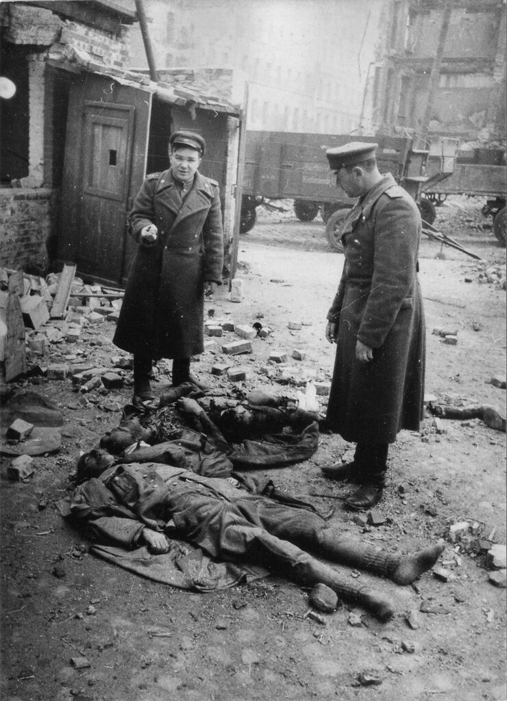 Soviet officers next to the bodies of the dead company commander and Volkssturm fighter