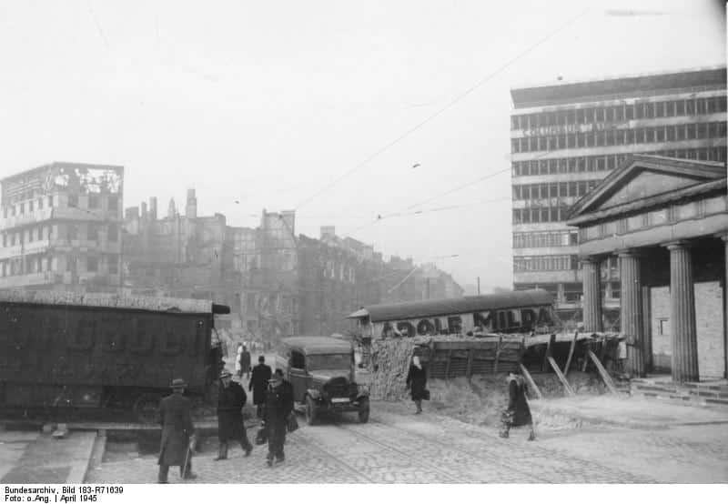 Barricades at Potsdamer Platz/Image: Bundesarchiv, Bild 183-R71639