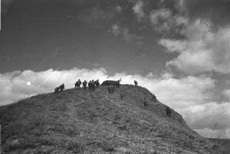 Soviet troops reenacting the attack on the Seelow Heights