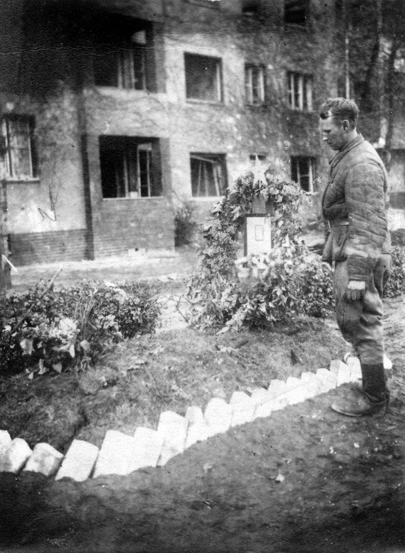 Soviet soldier Ivan Kichigin at the grave of his fellow soldier Gregori Kozlov Mai 45 Berlin