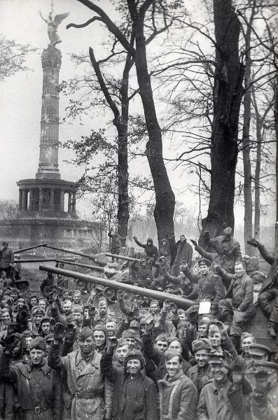 Soviet tanks and soldiers at the Siegessäule in the Tiergarten