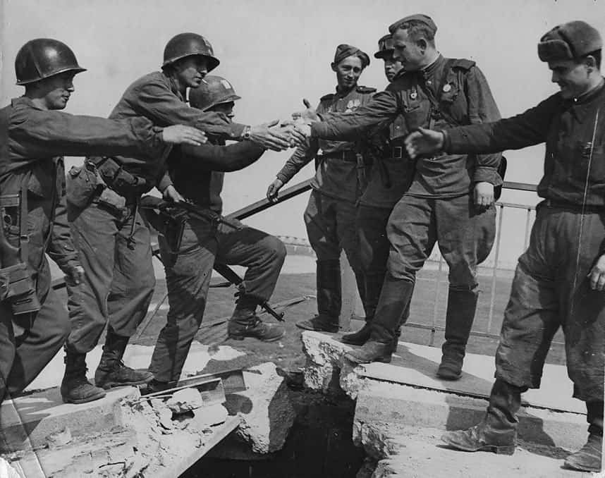 Troops from the US 69th Division and Soviet 58th meet at the river Elbe on April 25th 1945 - Public Domain