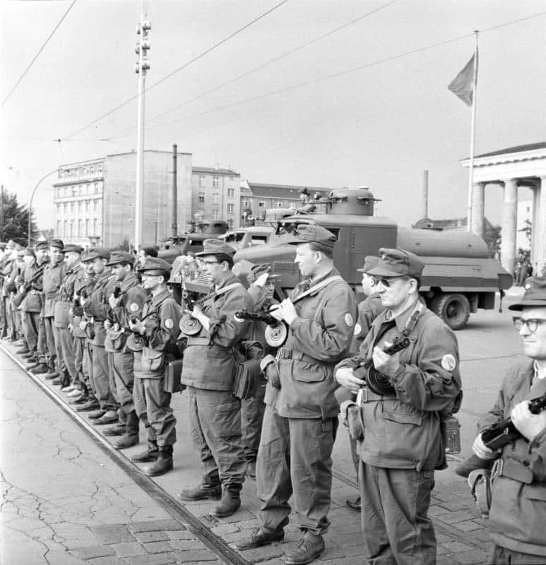 members of Kampfgruppen on 13 August 1961 on the west side of the Brandenburg Gate directly to the demarcation line