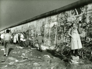 Menschen am Potsdamer Platz auf der Westseite der Berliner Mauer am 11. November 1989