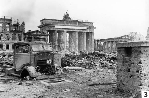 Brandenburg Gate in 1945/Bundesarchiv, B 145 Bild-P054320 / Weinrother, Carl / CC-BY-SA 3.0