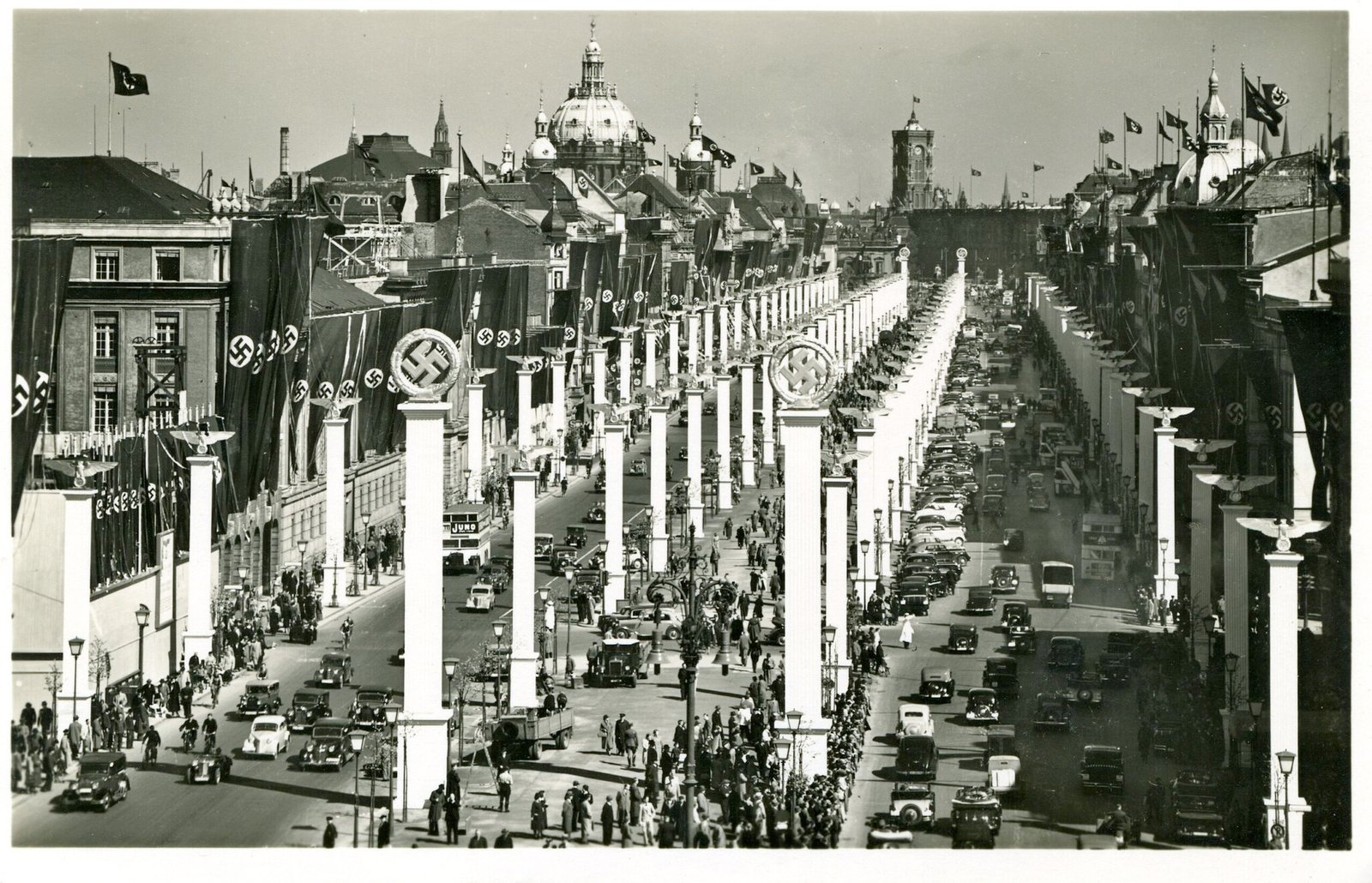 Berlin's Unter den Linden boulevard in 1937 - cc-by-sa-2.0