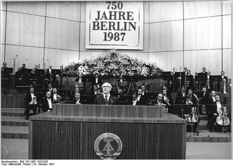 East German leader Erich Honecker gives a speech for Berlin's 750 year anniversary celebrations - Bundesarchiv, Bild 183-1987-1023-035 / Mittelstädt, Rainer / CC-BY-SA 3.0