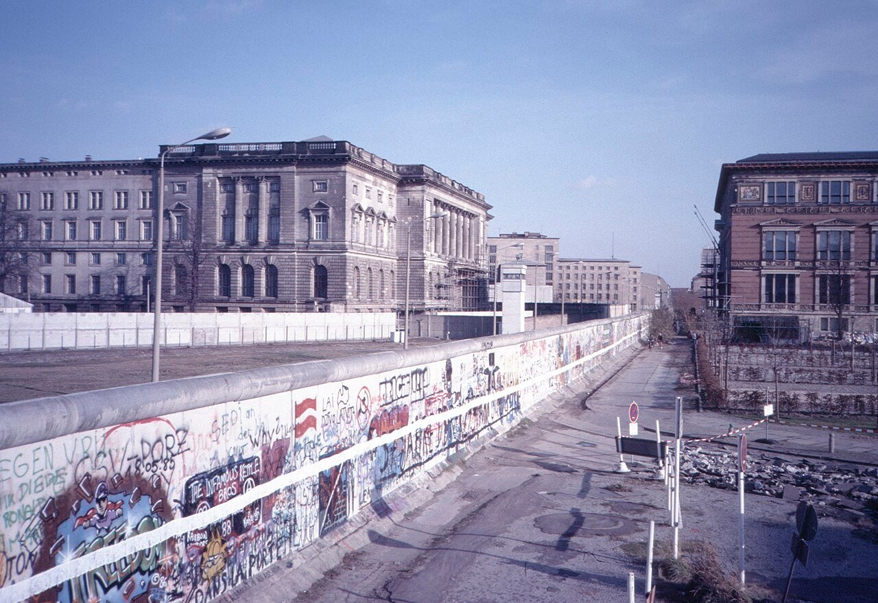View of the Berlin Wall in 1986, one year before the opening of the Topography of Terror site for the 750th anniversary - Creative Commons Attribution-Share Alike 4.0 International