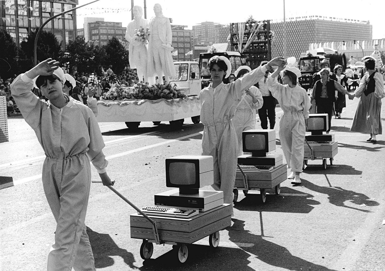 VEB Robotron PC 1715 computers at a parade in East Berlin - 1987 - Bundesarchiv, Bild 183-1987-0704-077 / CC-BY-SA 3.0