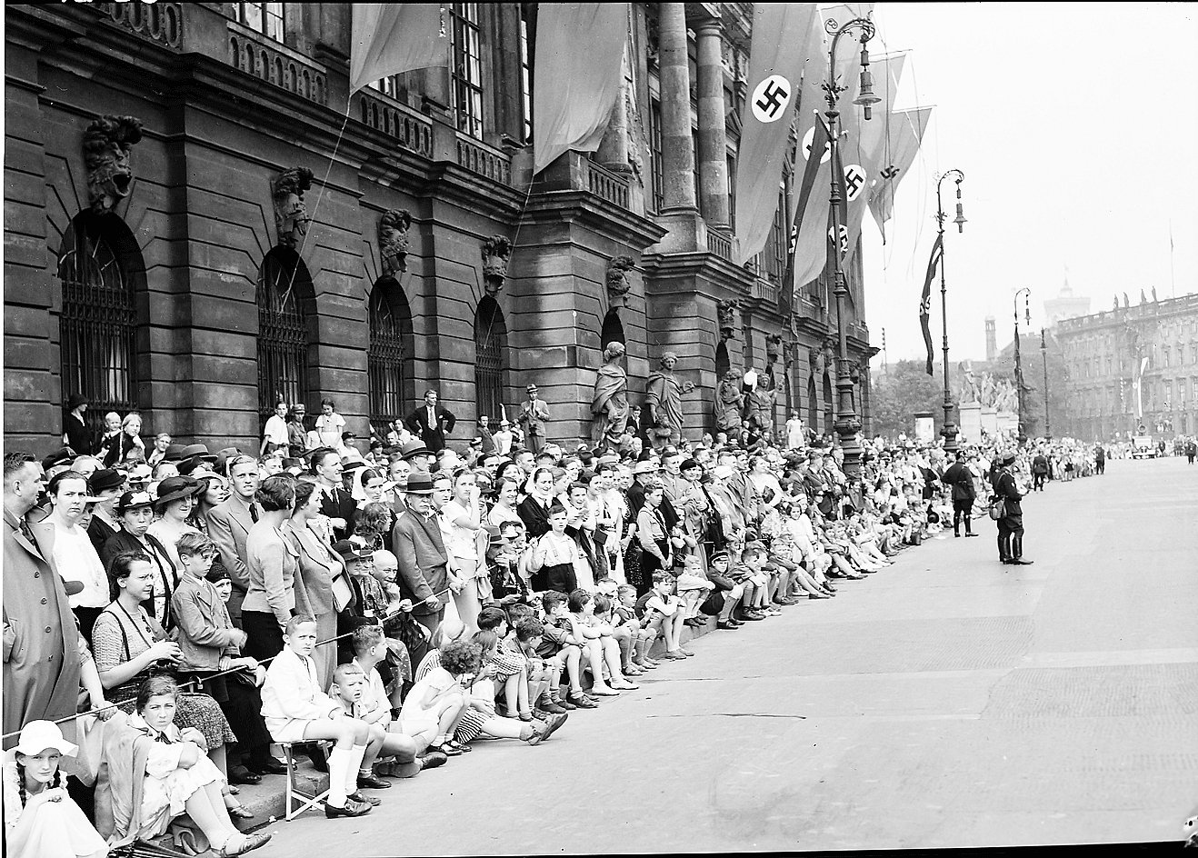 Crowds observe the 1937 celebrations in front of Berlin's Zeughaus - Creative Commons Attribution 4.0