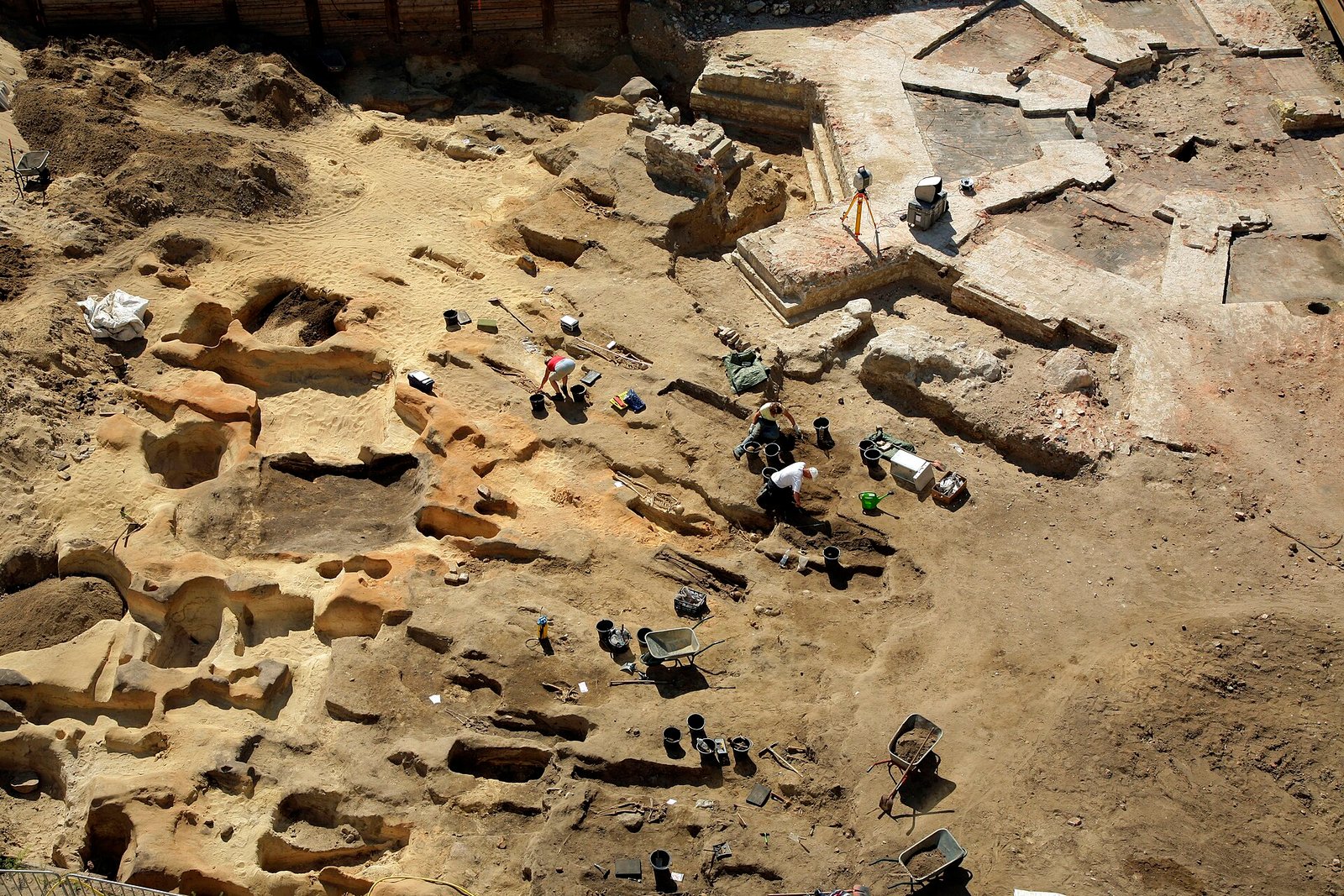 Excavationf at Petriplatz of the church ruin and the cemetery in 2008 - Creative-Commons-Lizenz