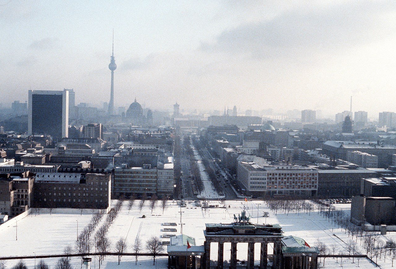 A view of the Brandenburg Gate, with East Berlin in the background in 1983 - Public Domain