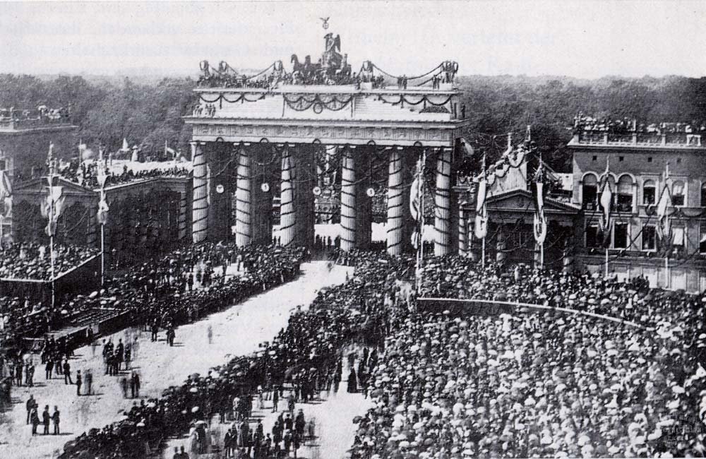 The Brandenburg Gate with decorations and conscripted Prussian troops after the Franco-Prussian War 1871 - Public Domain