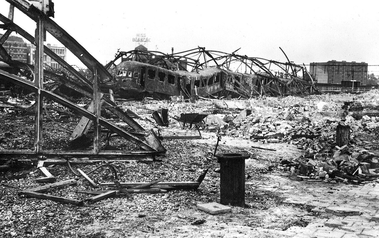 Rotterdam Maas station after the Luftwaffe bombing on May 14th 1940 - Public Domain