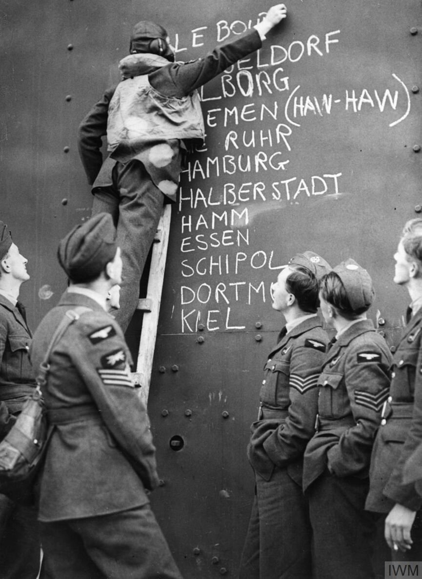 A Royal Air Force crew chalks up its successes - IWM