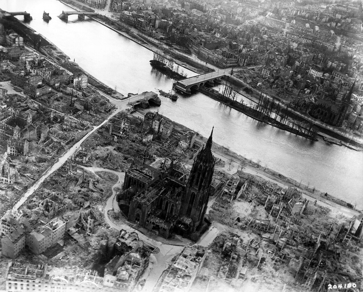 An aerial shot of Frankfurt am Main and the devastation wrought on the city centre (1944) - Public Domain