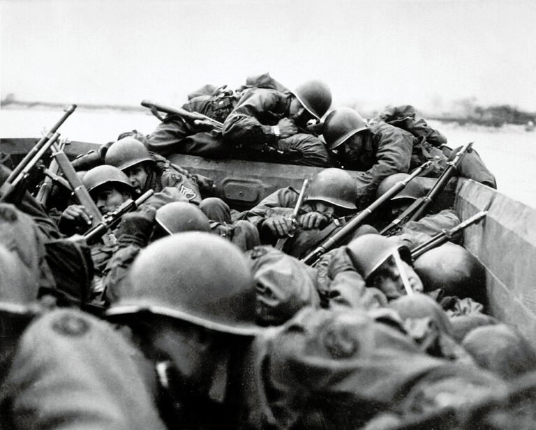 US Army soldiers crossing the Rhine (1945) - Public Domain