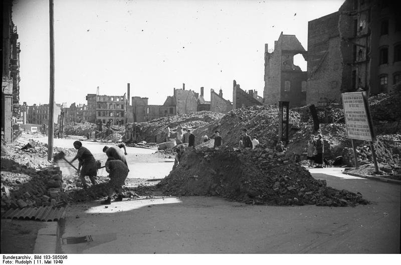 Strassensperren an den Übergangsstellen vom sowjetischen in die Westsektoren (Berlin, 1949) - Bundesarchiv, Bild 183-S85096 / Rudolph / CC-BY-SA 3.0