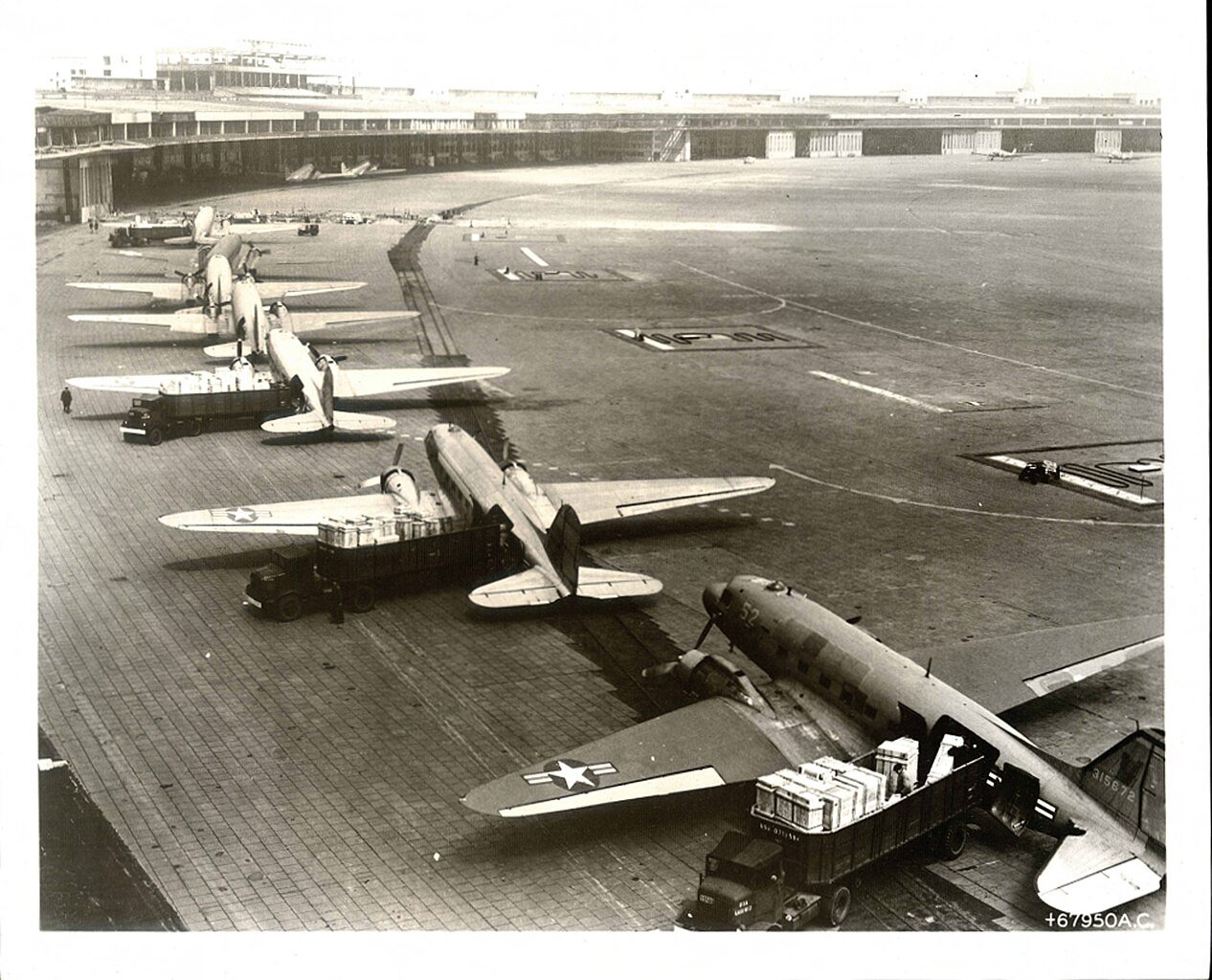 C-47s in the unloading line at Tempelhof (1948-1949) - Public Domain
