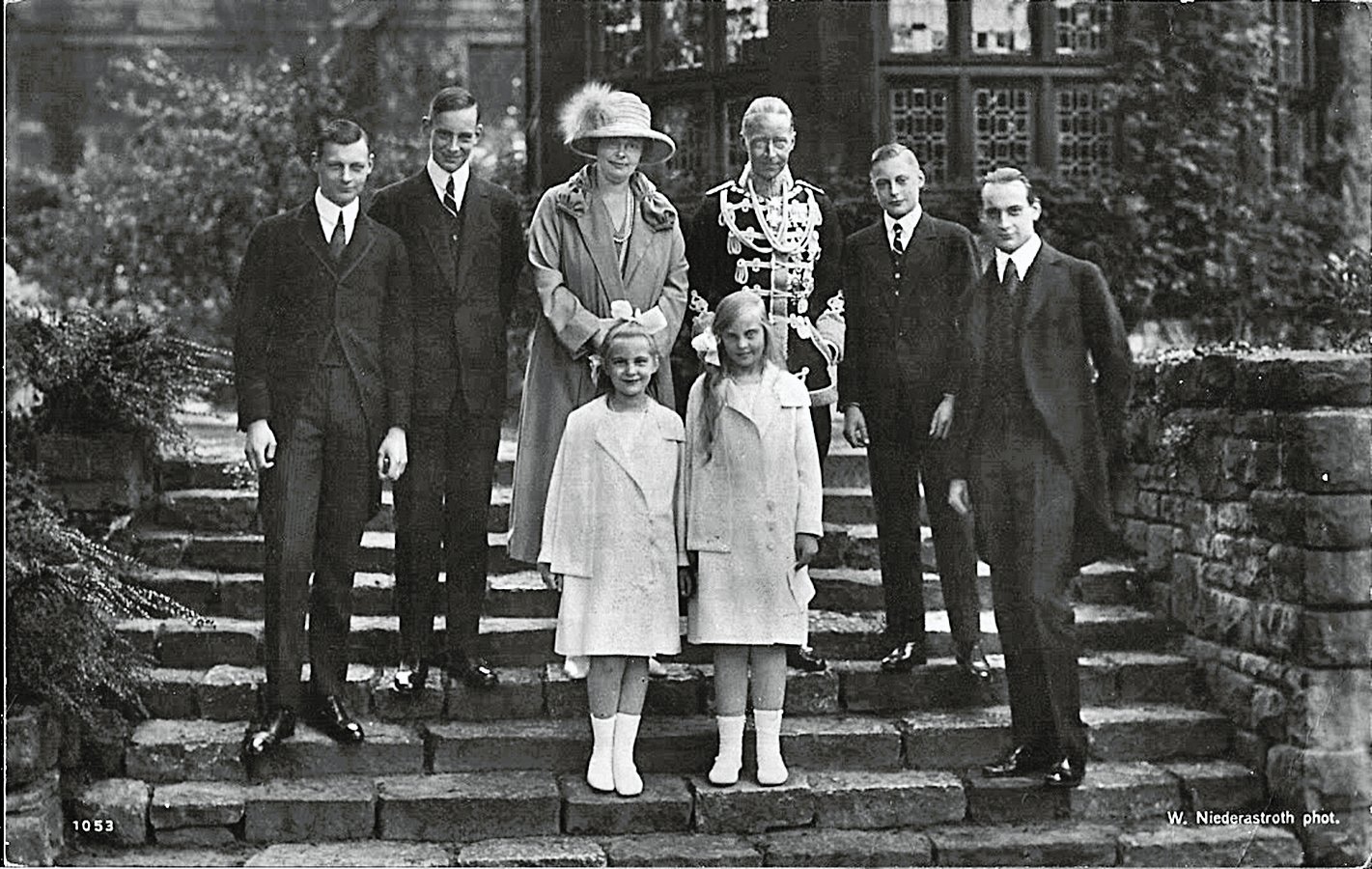 The Crown Prince and his children, with prince Cecilie, at Cecilienhof in 1925 - Public Domain