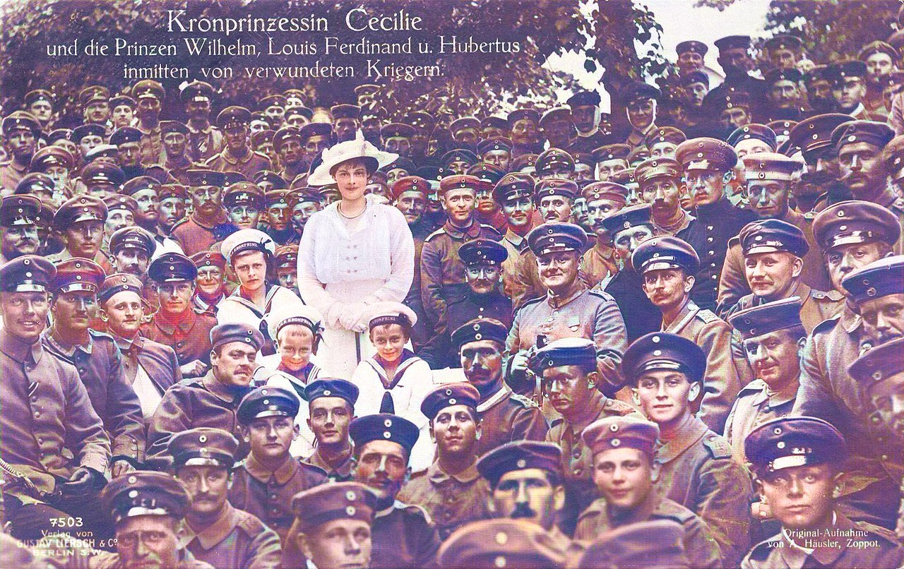 Prince Louis Ferdinand with his mother Crown Princess, Cecilie, and wounded German soldiers during the First World War - Public Domain