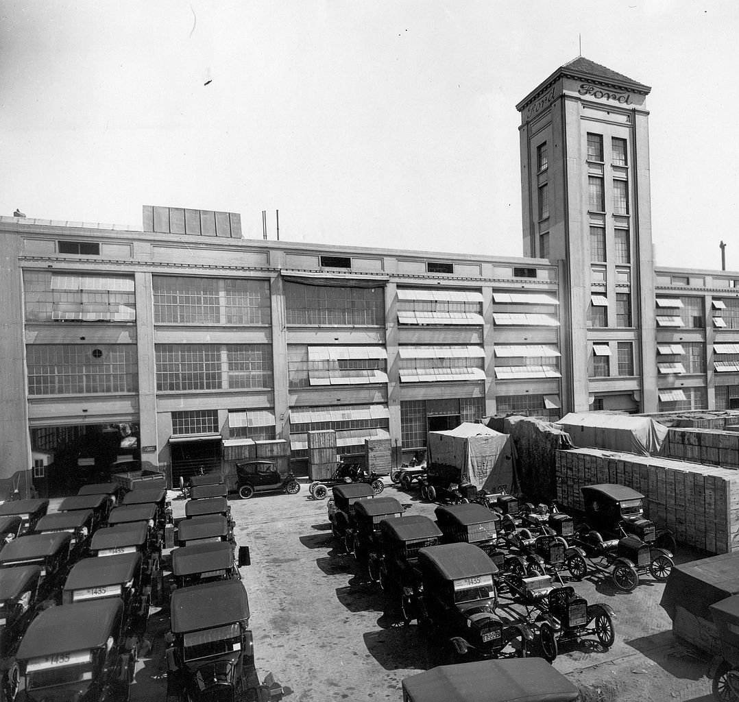 The Ford office in Argentina with Model T series vehicles in the foreground (1913) - Public Domain