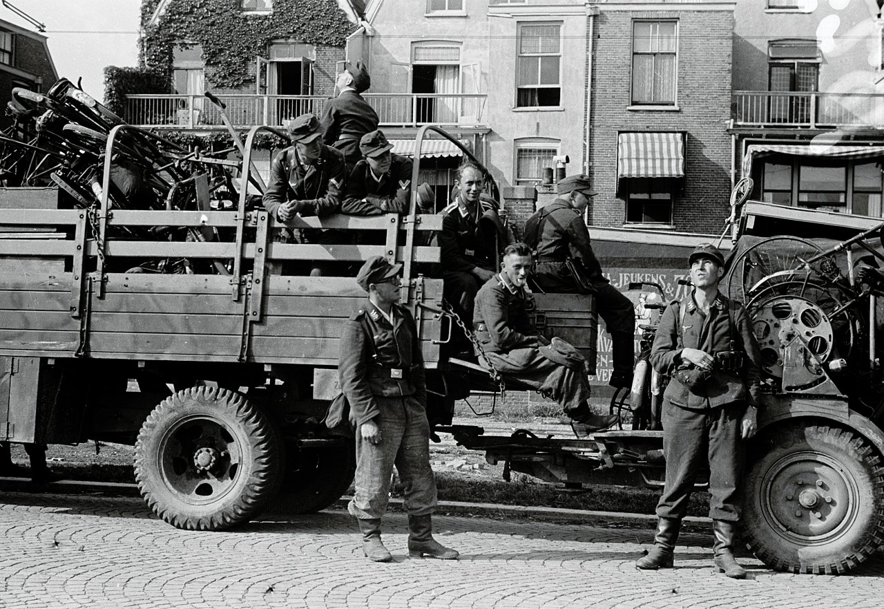 German soldiers retreating in Holland fill Ford trucks with stolen bicycles - Public Domain