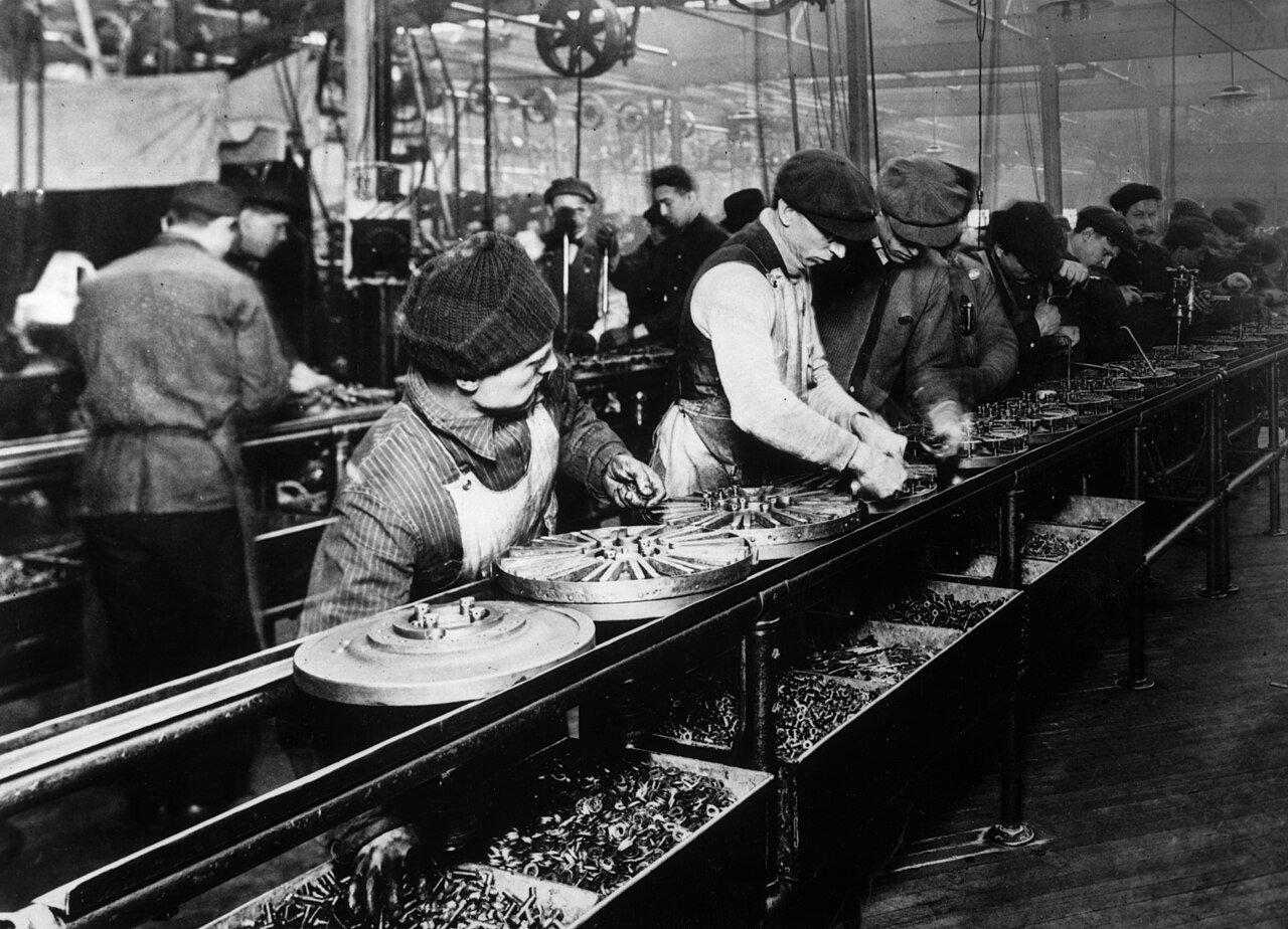 A Ford assembly line in Highland Park, Michigan (1913) - Public Domain
