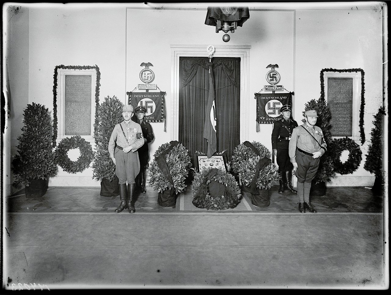 Honour guard at the Brown House in Munich (in front of the entrance to the Senate Hall, vestibule, first floor), around 1932–1934, protecting the Blood Flag - Public Domain