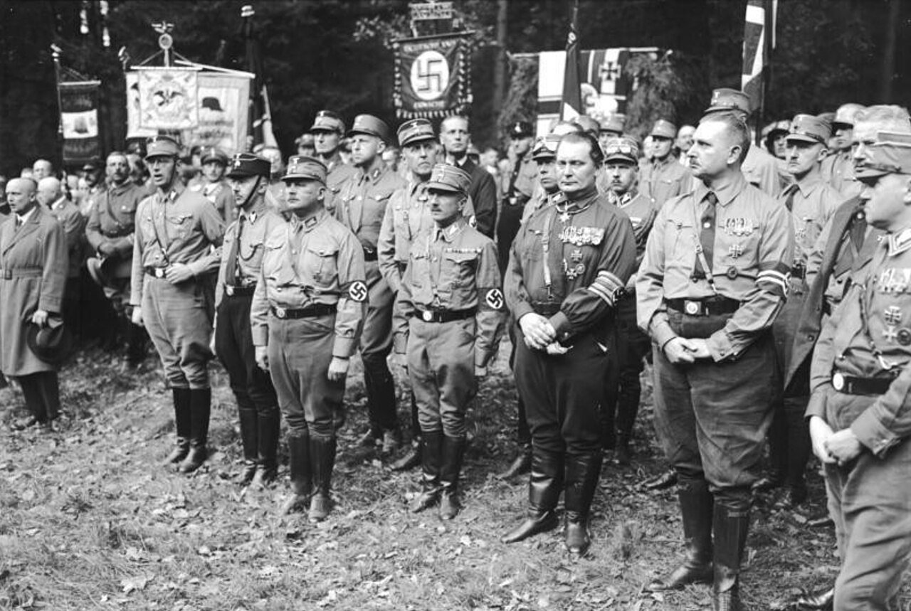 Hermann Göring surrounding by SA man at the founding of the Harzburg Front (1931) - Public Domain