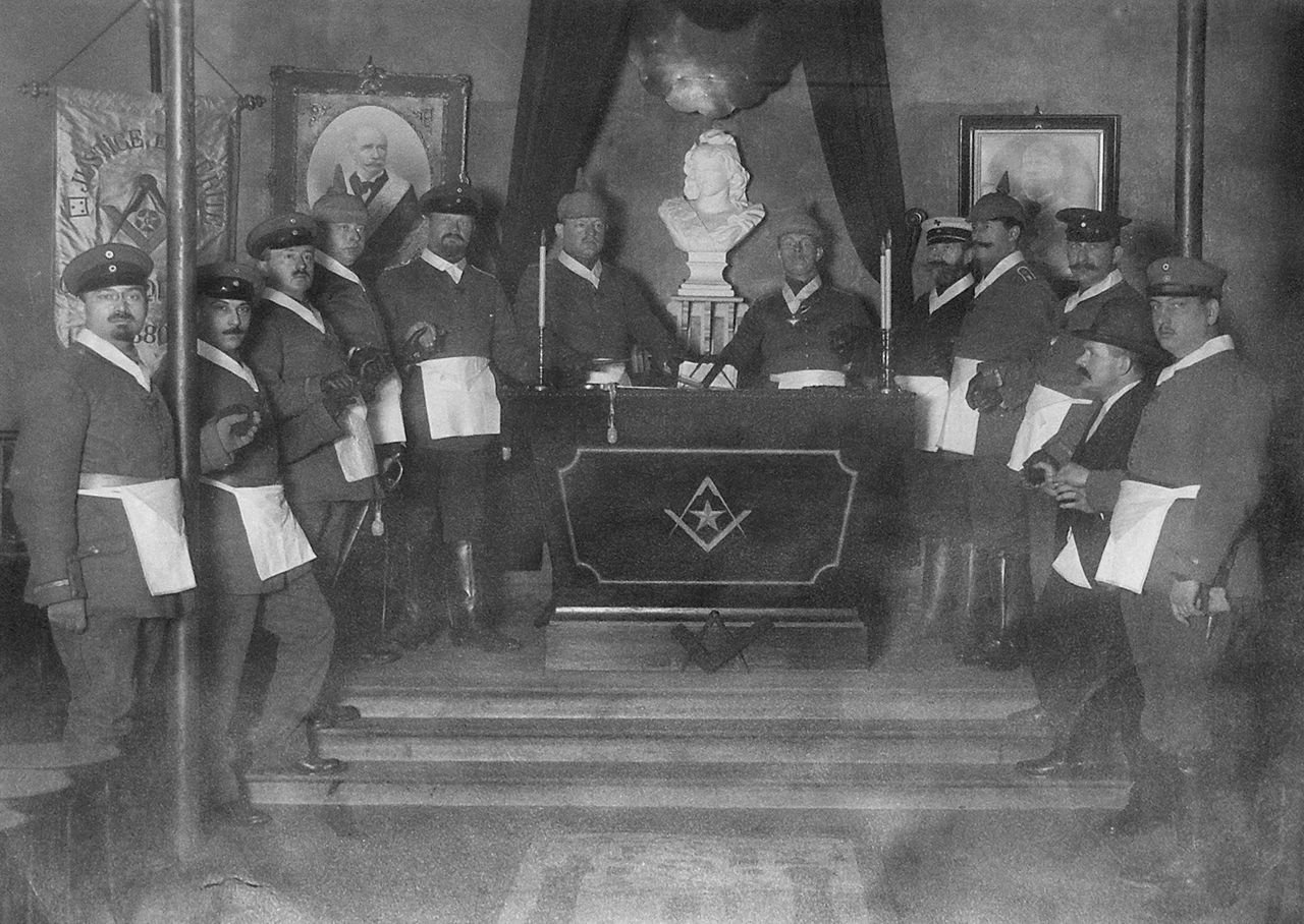 Freemasons Lodge meeting " Zum aufgehenden Licht an der Sonne" in a French temple in occupied Saint-Quentin between 1914 and 1918 - Public Domain