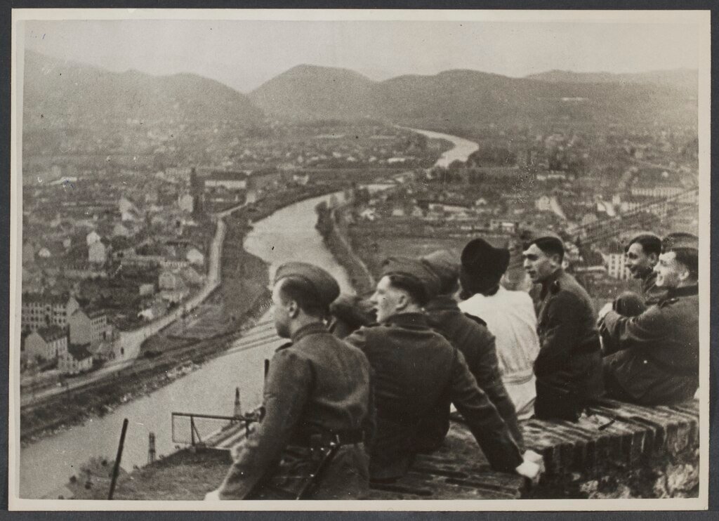 SS Legion Flanders. Flemish SS men on a tour of Graz, Austria (1942) - Dutch National Archives