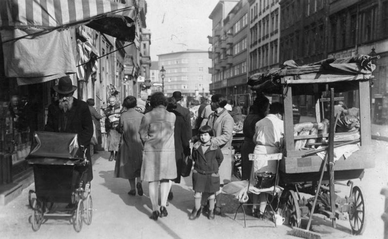 A street scene from Berlin's Jewish quarter (the Scheunenviertel) in 1933 - Bundesarchiv, Bild 183-1987-0413-501 / CC-BY-SA 3.0