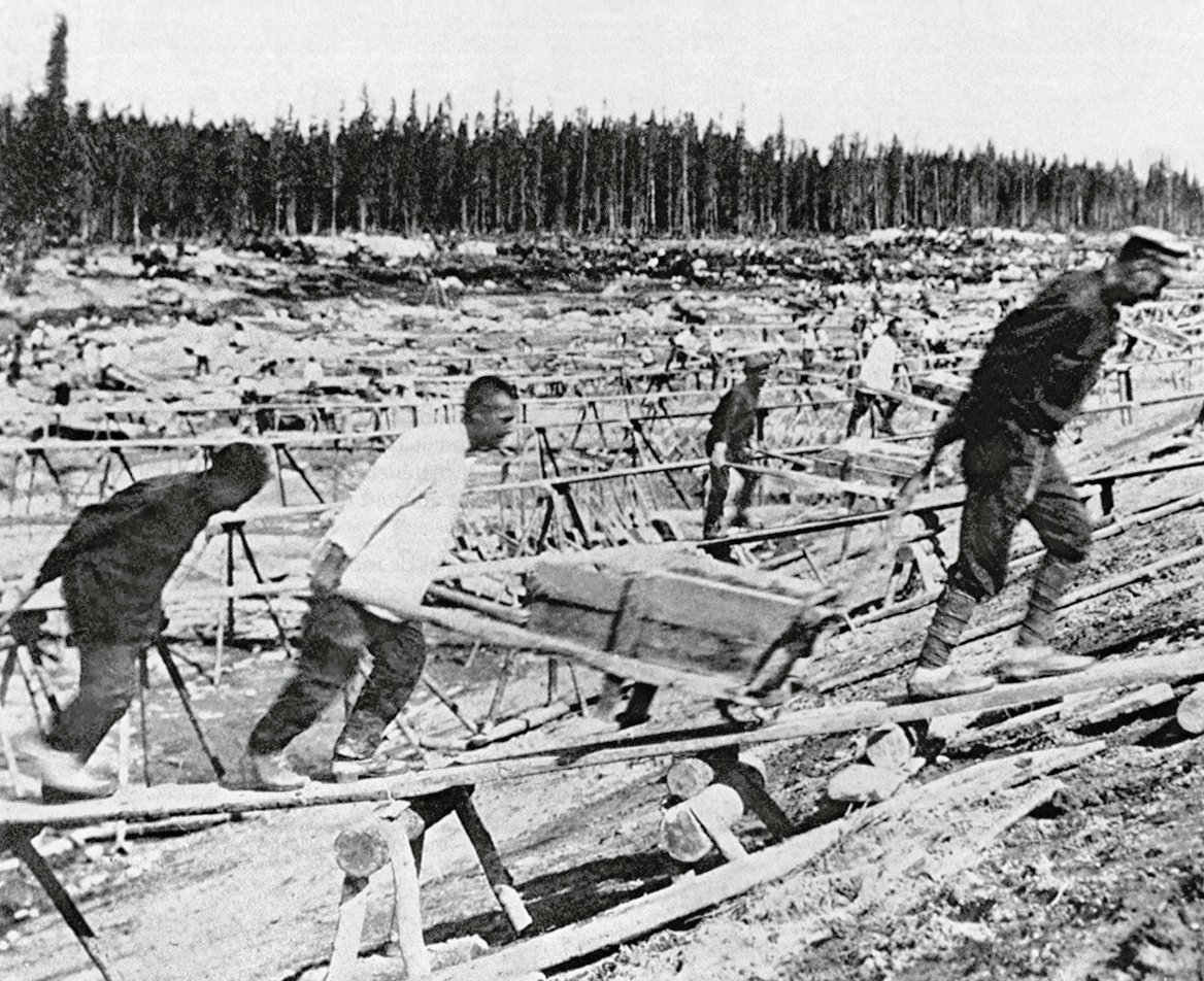 GULAG prisoners construct the Belomorkanal (White Sea Canal) in 1932 - Public Domain