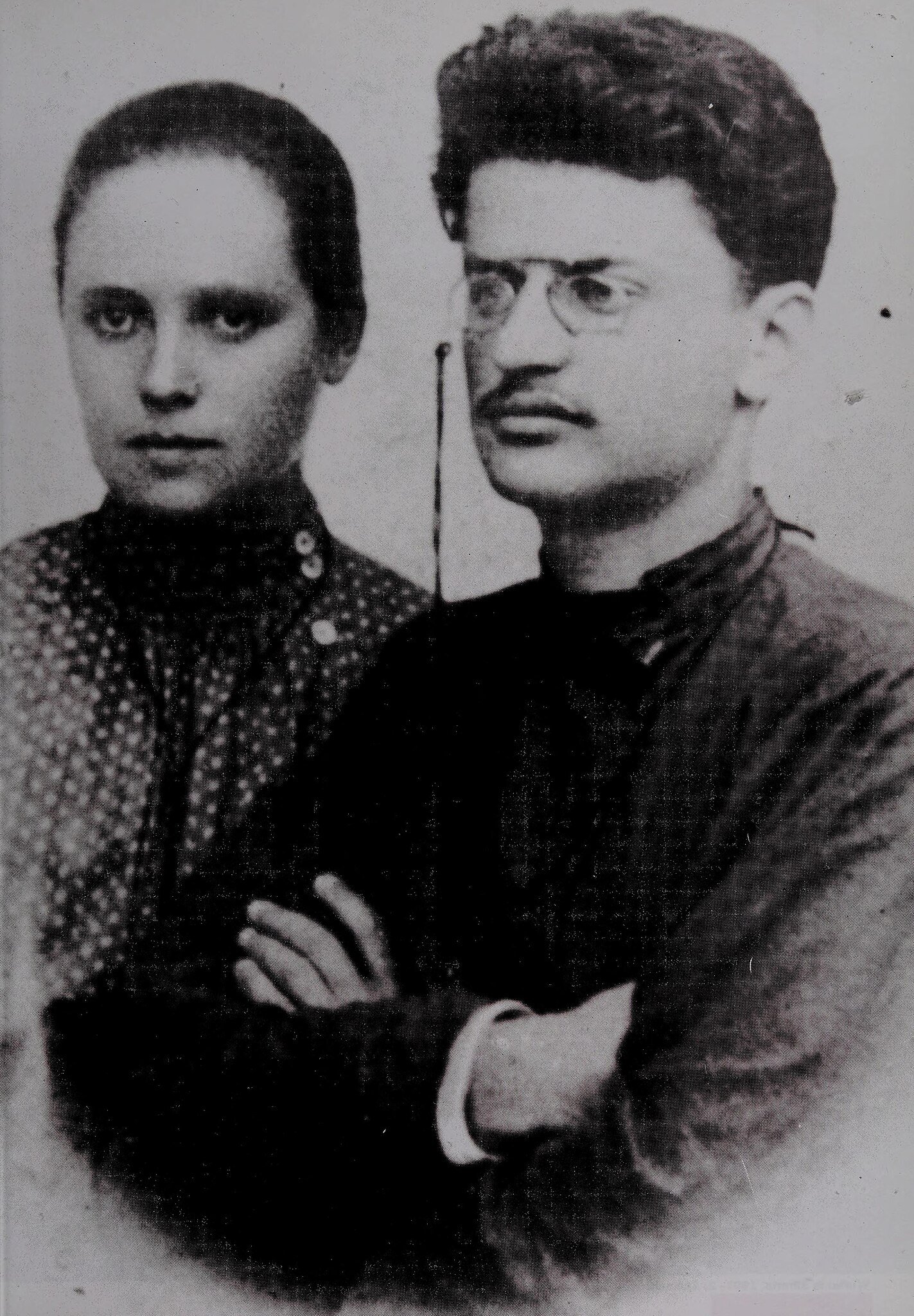 Leon Trotsky and Aleksandra Sokolovskaya in exile before Trotsky's escape (1902) - Public Domain