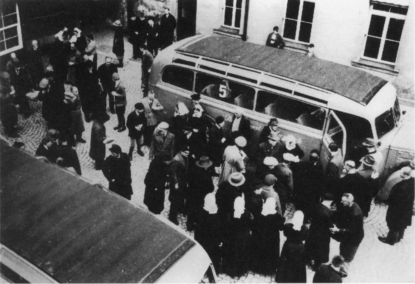 Transfer of disabled people as part of the euthanasia 'Aktion T4' from Schloss Bruckberg (1941) - Public Domain
