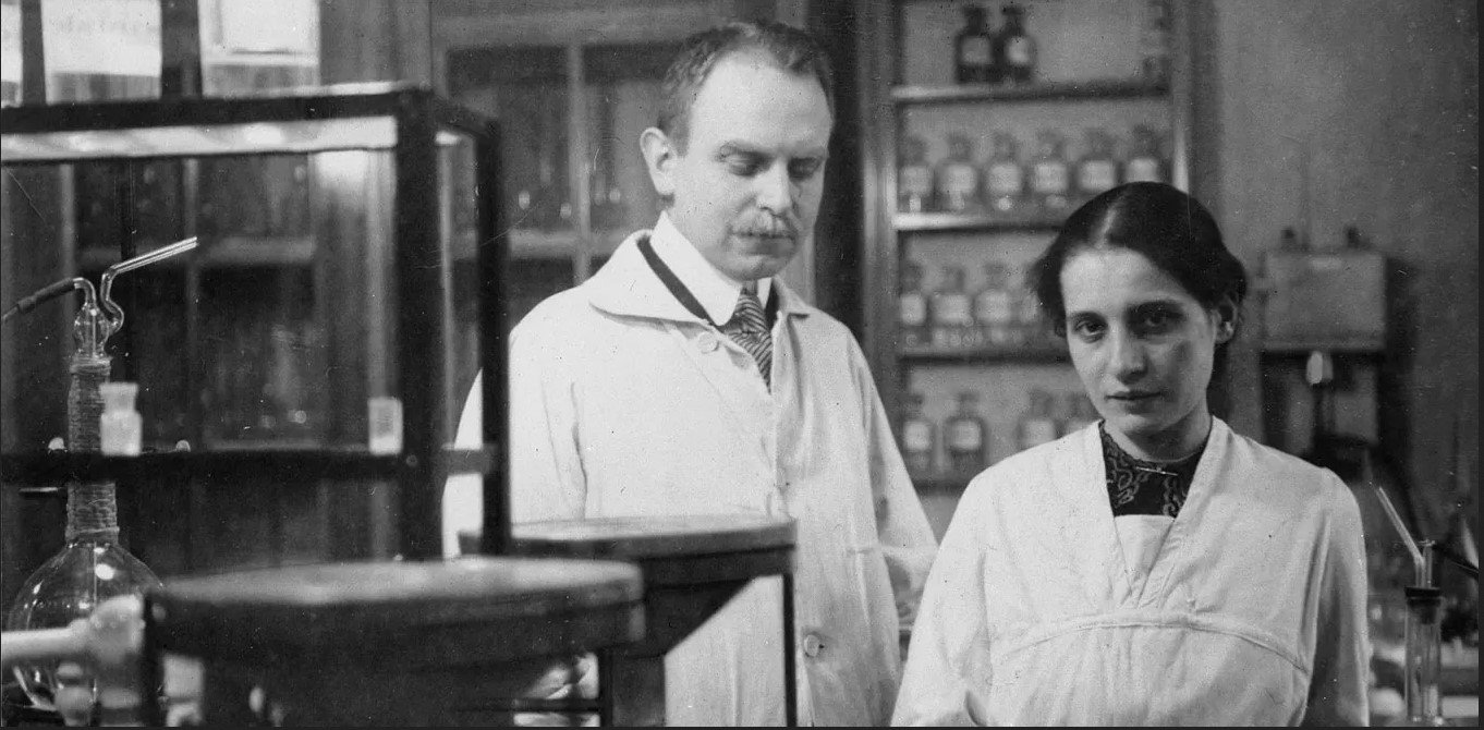 German scientists, Otto Hahn & Lise Meitner in Emil Fischer's Chemistry Institute in Berlin, 1909 - Public Domain