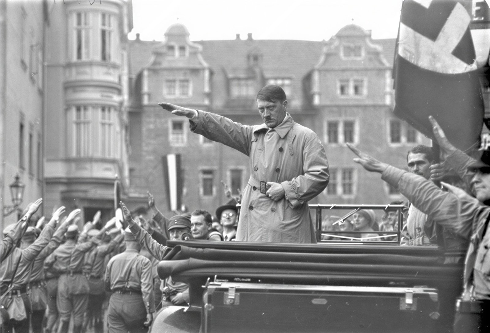 Adolf Hitler presents the Hitlergruß in Weimar (1930) to passing stormtroopers - German Federal Archives, Image 102-10541 / Georg Pahl / CC-BY-SA 3.0