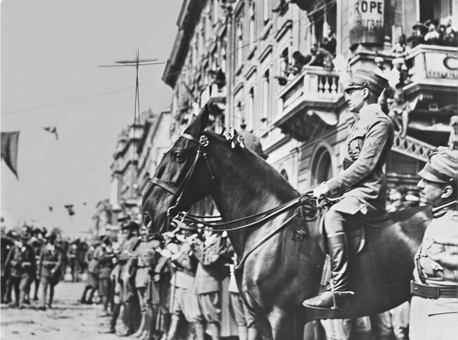 Gabriele d'Annunzio (1863-1938) on horseback in 1920 while giving the Roman salute to his legionaries in Fiume - Public Domain