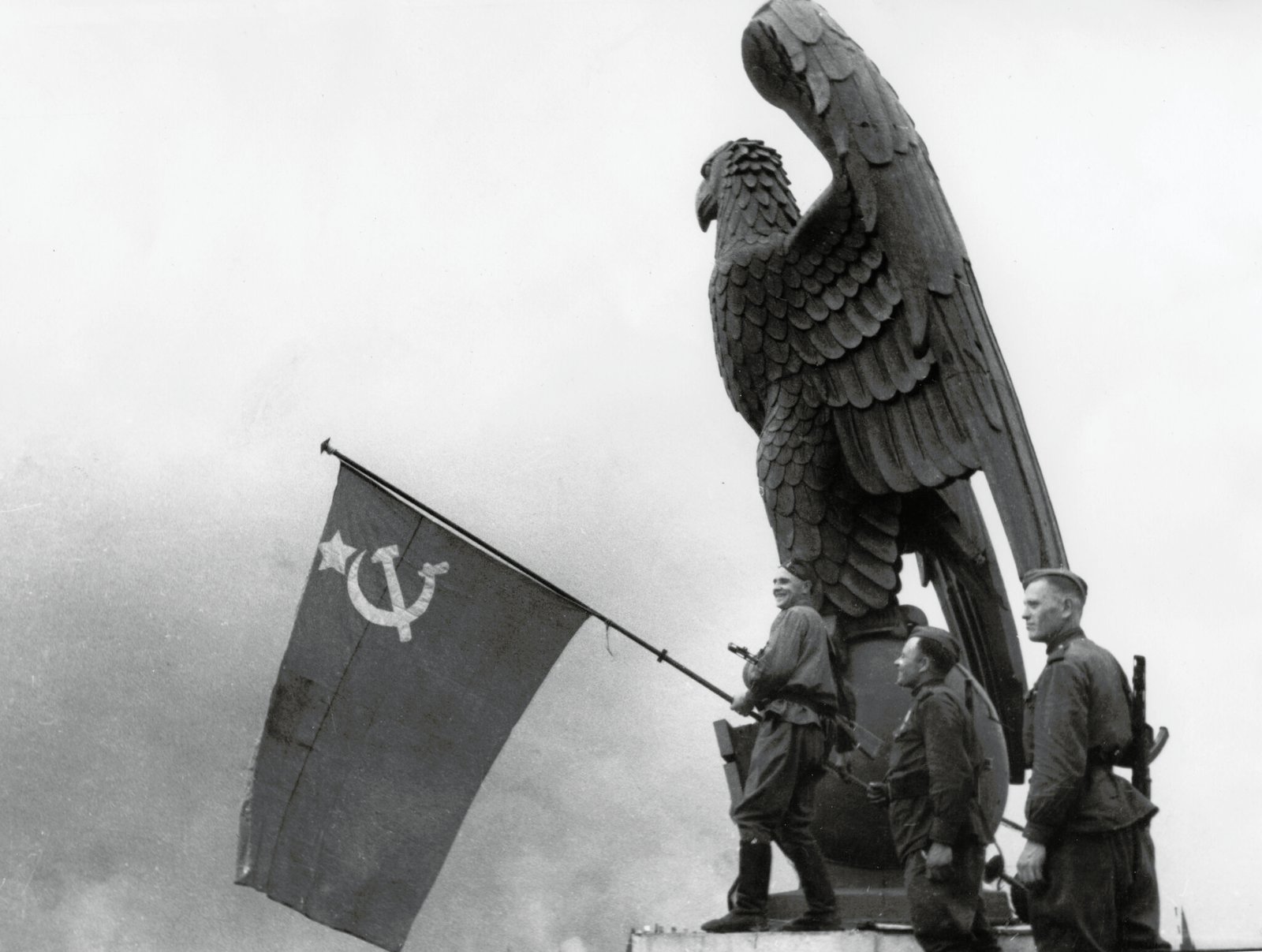 Soviet troops pose next to the Reichsadler as it once appeared on top of Tempelhof Airport (1934) - Public Domain