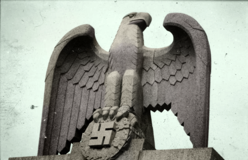 The Nazi Party Eagle at the barracks of the Leibstandarte-SS Adolf Hitler in Berlin-Lichterfelde (1940) - Bundesarchiv, Bild 101III-Wisniewski-001-17 / Wisniewski / CC-BY-SA 3.0