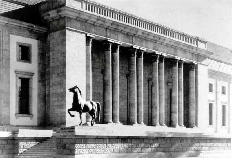 Hitler's New Reich Chancellery with a partial view of the two bronze sculptures "Striding Horses" by Josef Thorak - German Federal Archives, Image 146-1985-064-24A / CC-BY-SA 3.0