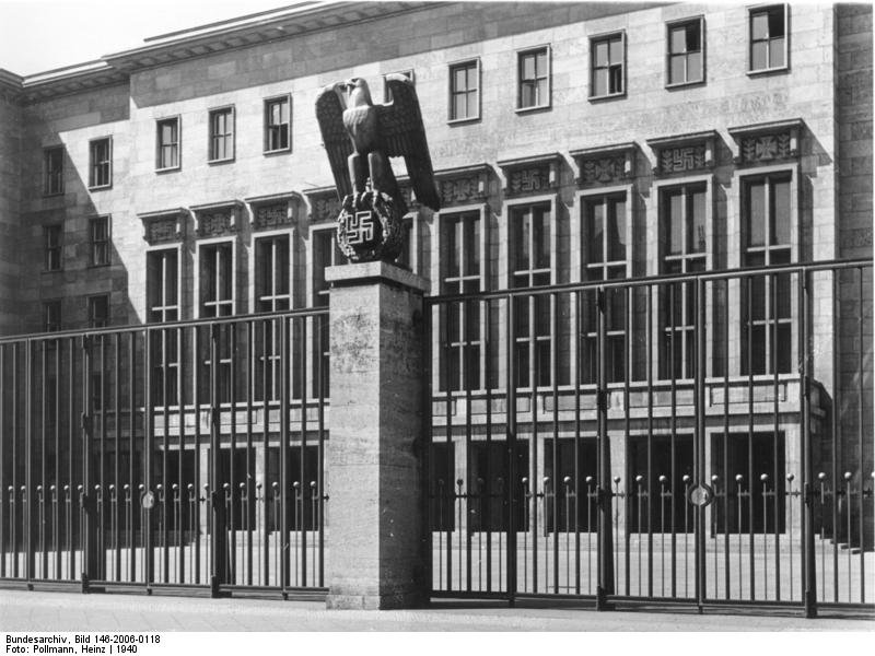 Front courtyard of the Reich Air Ministry on Wilhelmstrasse with the Reichsadler (no longer there) - German Federal Archives, Image 146-2006-0118 / Pollmann, Heinz / CC-BY-SA 3.0