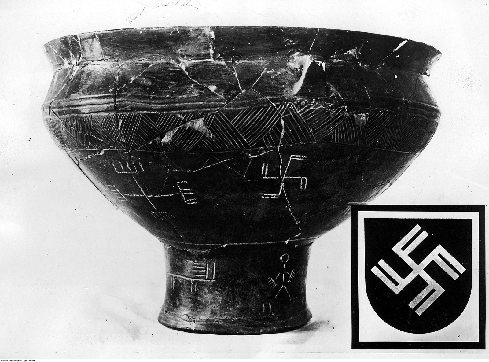 A funerary urn featuring a Swastika discovered in 1936 in Łódź Voivodeship (Poland) dated to the 2nd/3rd century - Public Domain