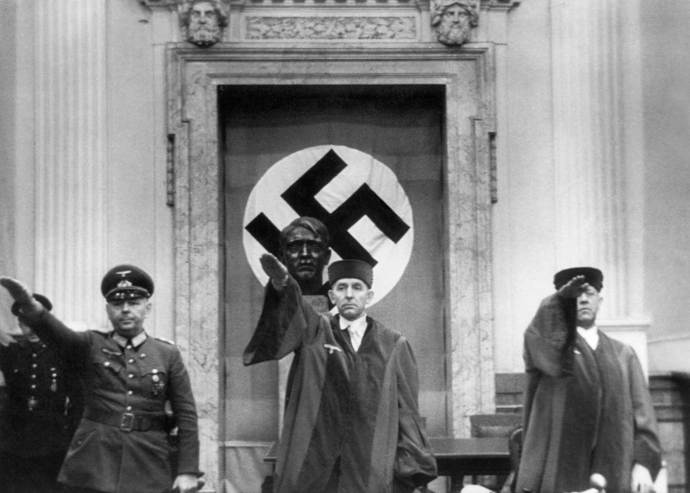 Roland Freisler (centre), President of the Nazi People's Court (1944) - German Federal Archives, image 151-39-23 / CC-BY-SA 3.0