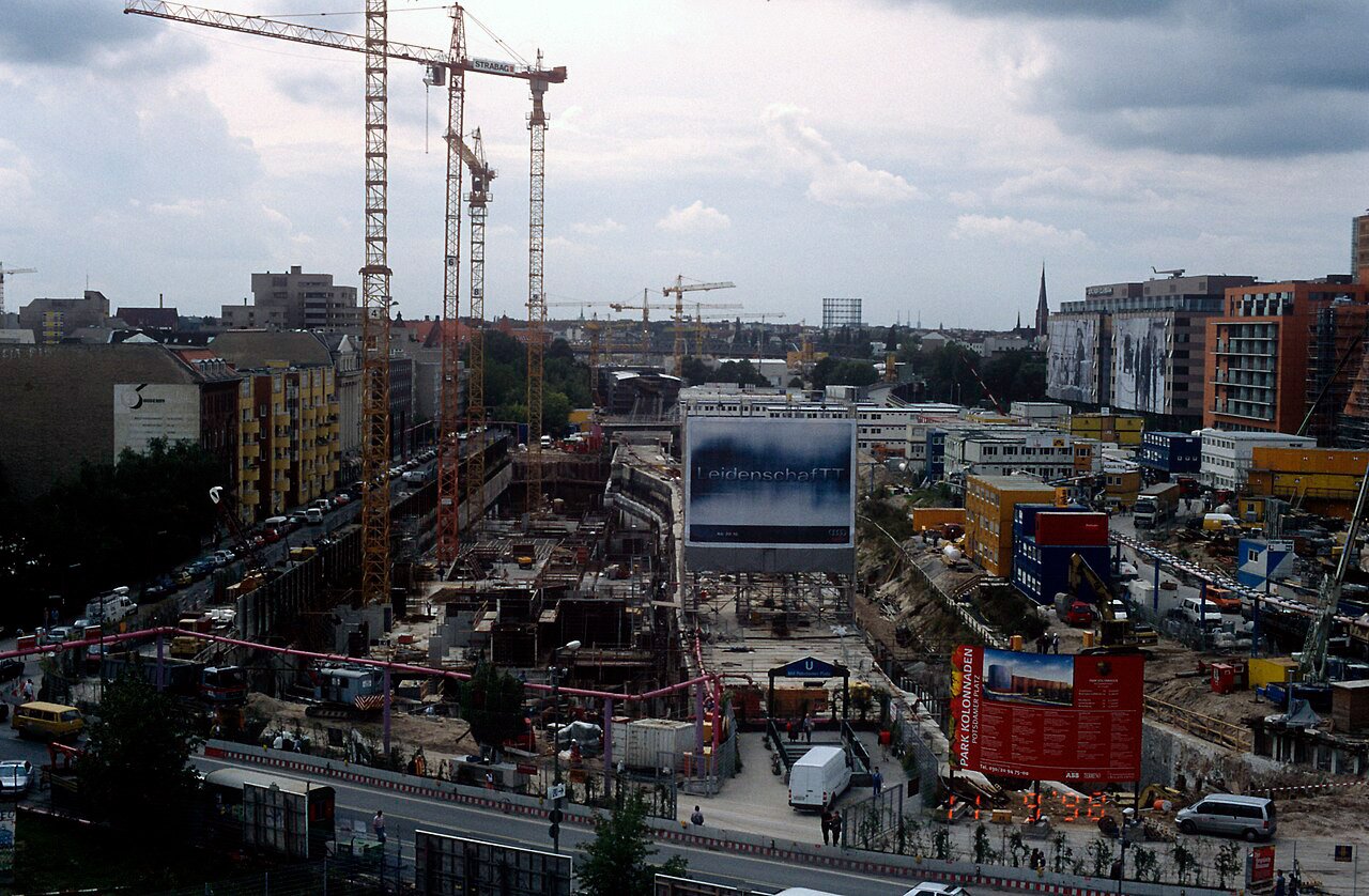 The building site at Potsdamer Platz in 1998 with some pink pipes - Falk2